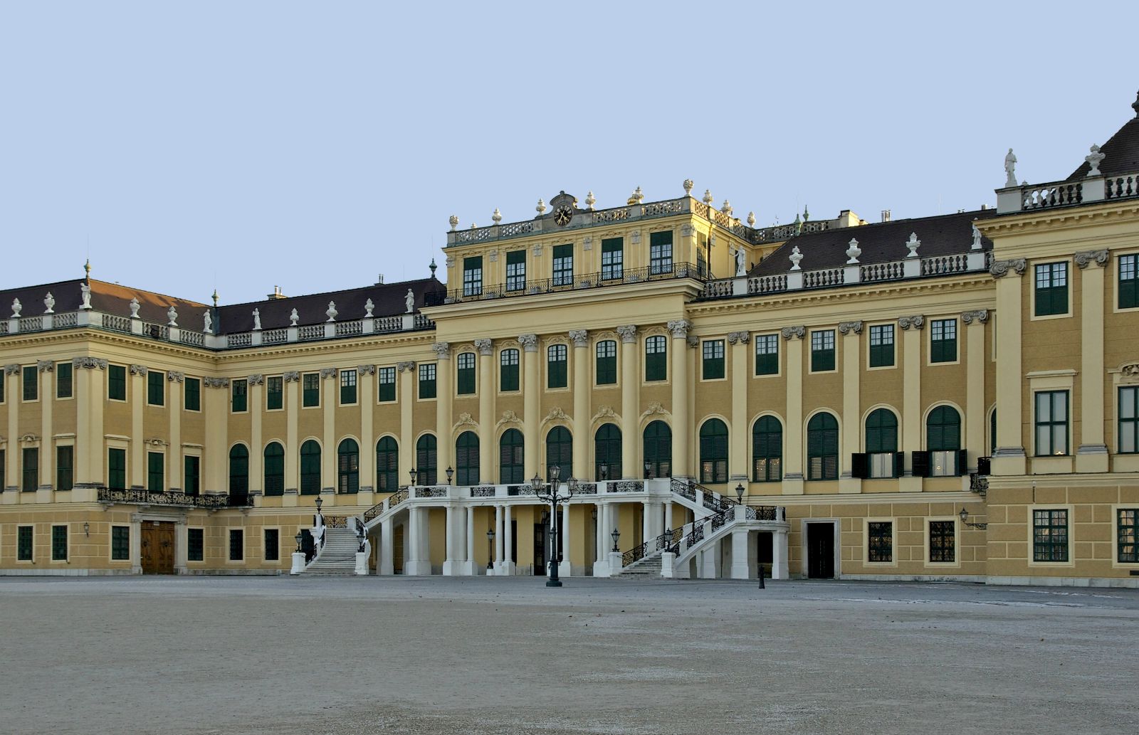 private transfers from vienna airport to schonbrunn by taxi, limousine, minivan, minibus and coach